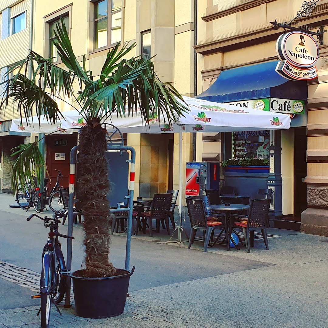 Außenansicht des Cafe Napoleon mit Terrasse auf der Kaiserstraße