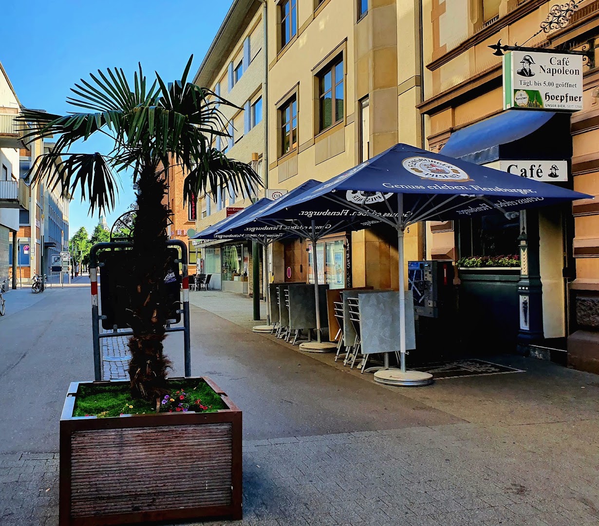 Terrasse des Cafe Napoleon in der Karlsruher Innenstadt