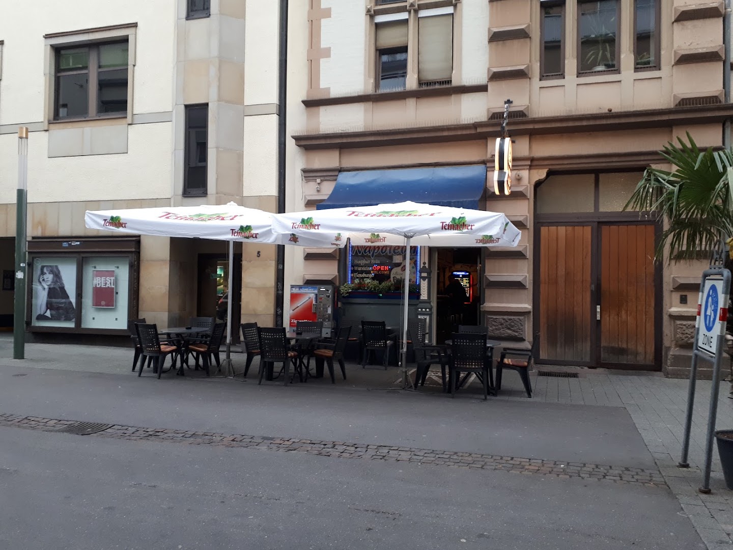 Sitzplätze vor dem Cafe Napoleon